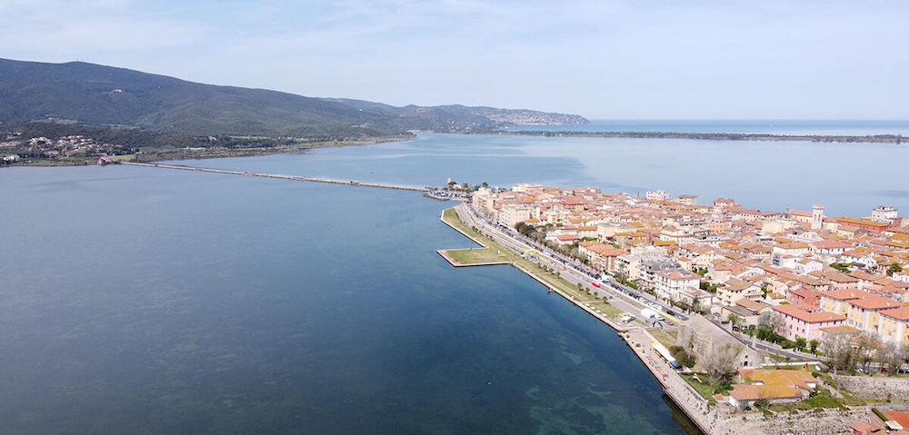 Ancienne cité étrusque, la ville d’Orbetello, en Toscane (Italie), se situe sur une lagune aujourd’hui fermée par deux cordons dunaires. ©Valerio Capitani