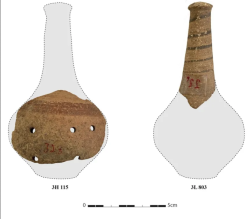 Des exemples de manches et de corps issus de la collection de hochets de Hama sont superposés sur le contour d’un hochet entier trouvé sur un autre site syrien du nom d’Al-Zalaqiyat. PHOTOGRAPHIE DE Photoillustration by G. Mouamar, The National Museum of Denmark