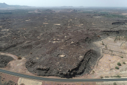 Les fouilles dans l’oasis de Khaybar (ci-dessus) ont mis en évidence un rempart long de 14,5 kilomètres. Il protégeait un bourg fortifié de 1,5 hectare, daté de 2400 à 1500 avant notre ère. Photo AFALULA-RCU-CNRS, 2024