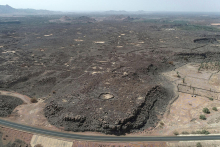 Les fouilles dans l’oasis de Khaybar (ci-dessus) ont mis en évidence un rempart long de 14,5 kilomètres. Il protégeait un bourg fortifié de 1,5 hectare, daté de 2400 à 1500 avant notre ère. Photo AFALULA-RCU-CNRS, 2024